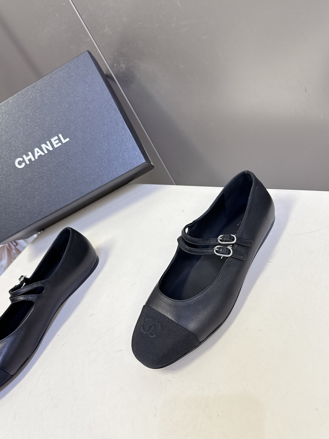 香奈儿Chanel经典玛丽珍平底芭蕾鞋超多明星网红种草 鞋头经典品牌logo双C压纹 和鞋面混种羊皮形成 香奈儿Chanel经典玛丽珍平底芭蕾鞋超多明星网红种草 鞋头经典品牌logo双C压纹 和鞋面混种羊皮形成