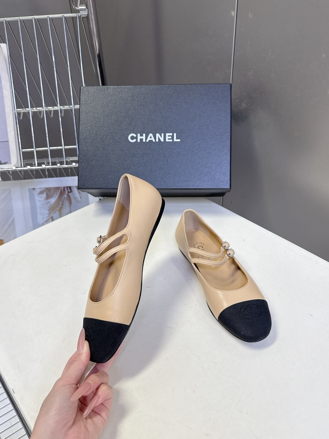 香奈儿Chanel经典玛丽珍平底芭蕾鞋超多明星网红种草 鞋头经典品牌logo双C压纹 和鞋面混种羊皮形成 香奈儿Chanel经典玛丽珍平底芭蕾鞋超多明星网红种草 鞋头经典品牌logo双C压纹 和鞋面混种羊皮形成