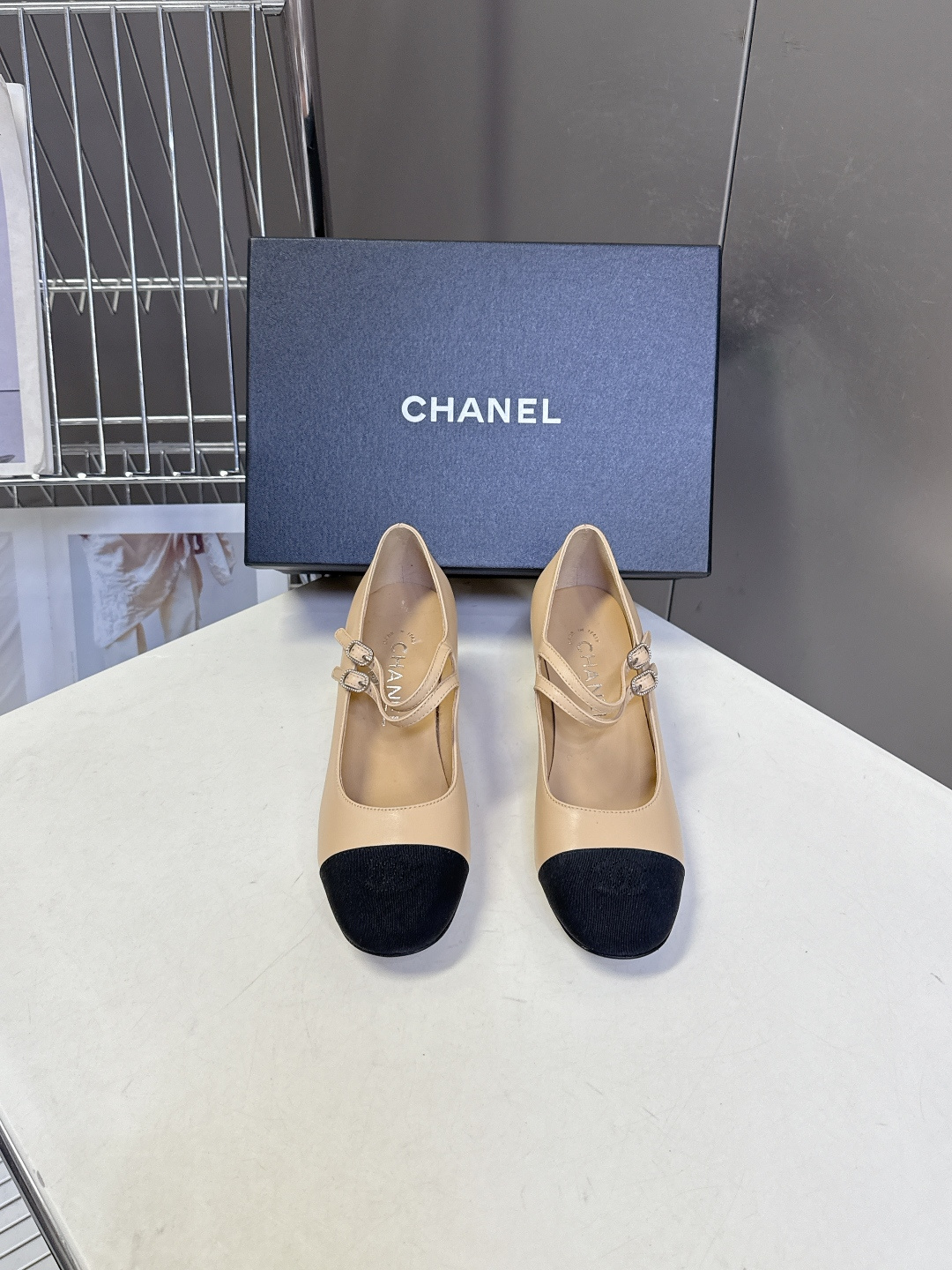 香奈儿Chanel经典玛丽珍粗跟单鞋超多明星网红种草 延续了香奈儿经典的设计 鞋头品牌logo双C压纹辨