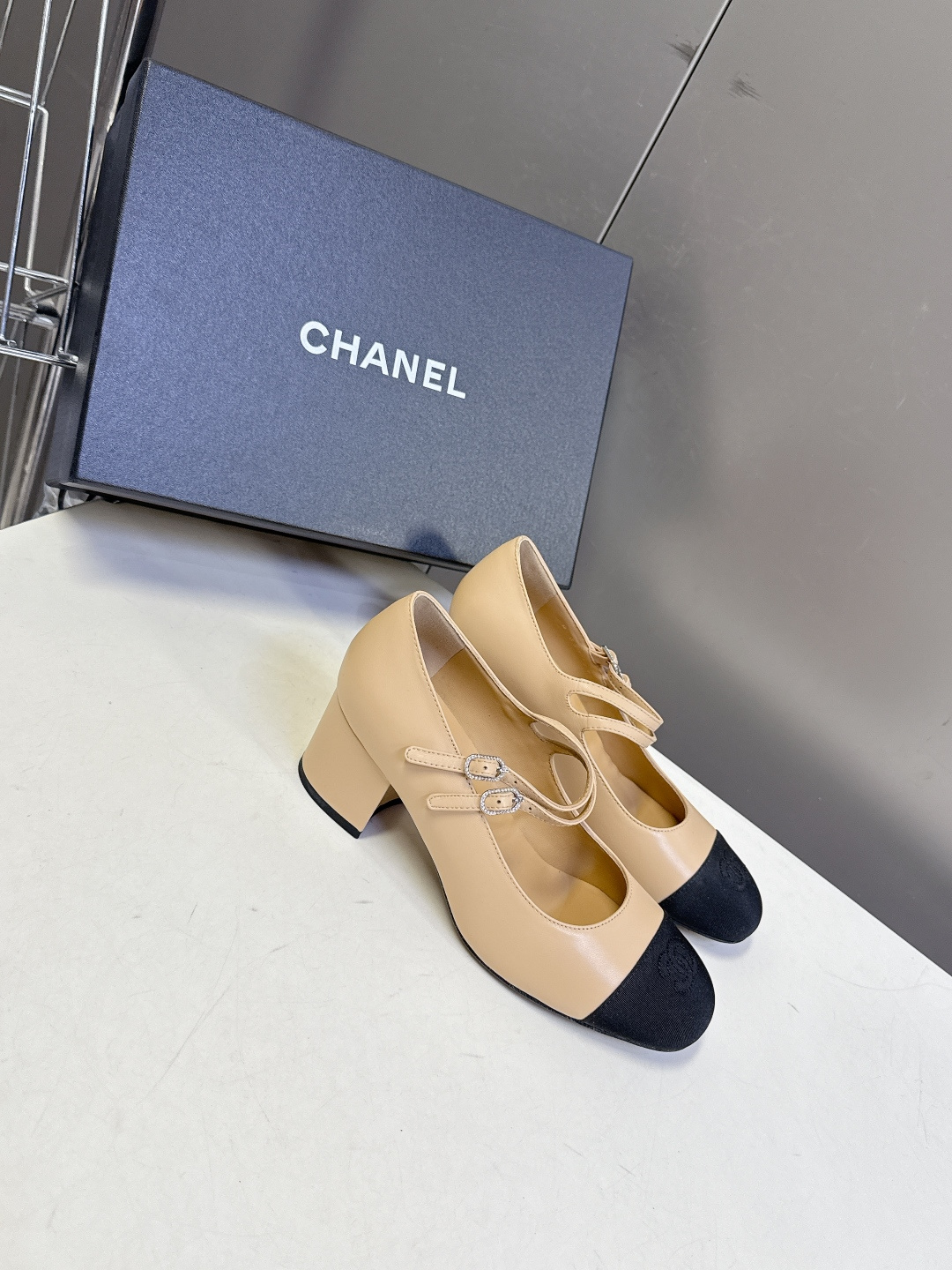 香奈儿Chanel经典玛丽珍粗跟单鞋超多明星网红种草 延续了香奈儿经典的设计 鞋头品牌logo双C压纹辨 香奈儿Chanel经典玛丽珍粗跟单鞋超多明星网红种草 延续了香奈儿经典的设计 鞋头品牌logo双C压纹辨