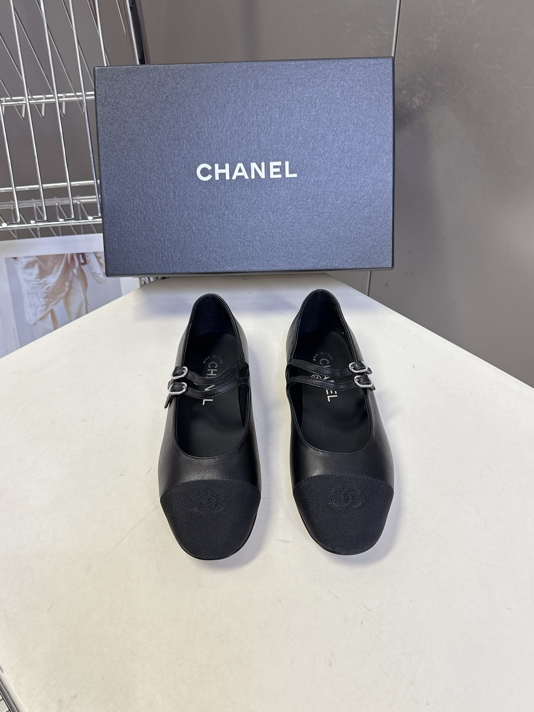 香奈儿Chanel经典玛丽珍平底芭蕾鞋超多明星网红种草 鞋头经典品牌logo双C压纹 和鞋面混种羊皮形成
