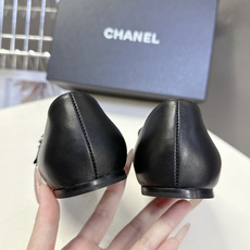 香奈儿Chanel经典玛丽珍平底芭蕾鞋超多明星网红种草 鞋头经典品牌logo双C压纹 和鞋面混种羊皮形成 香奈儿Chanel经典玛丽珍平底芭蕾鞋超多明星网红种草 鞋头经典品牌logo双C压纹 和鞋面混种羊皮形成
