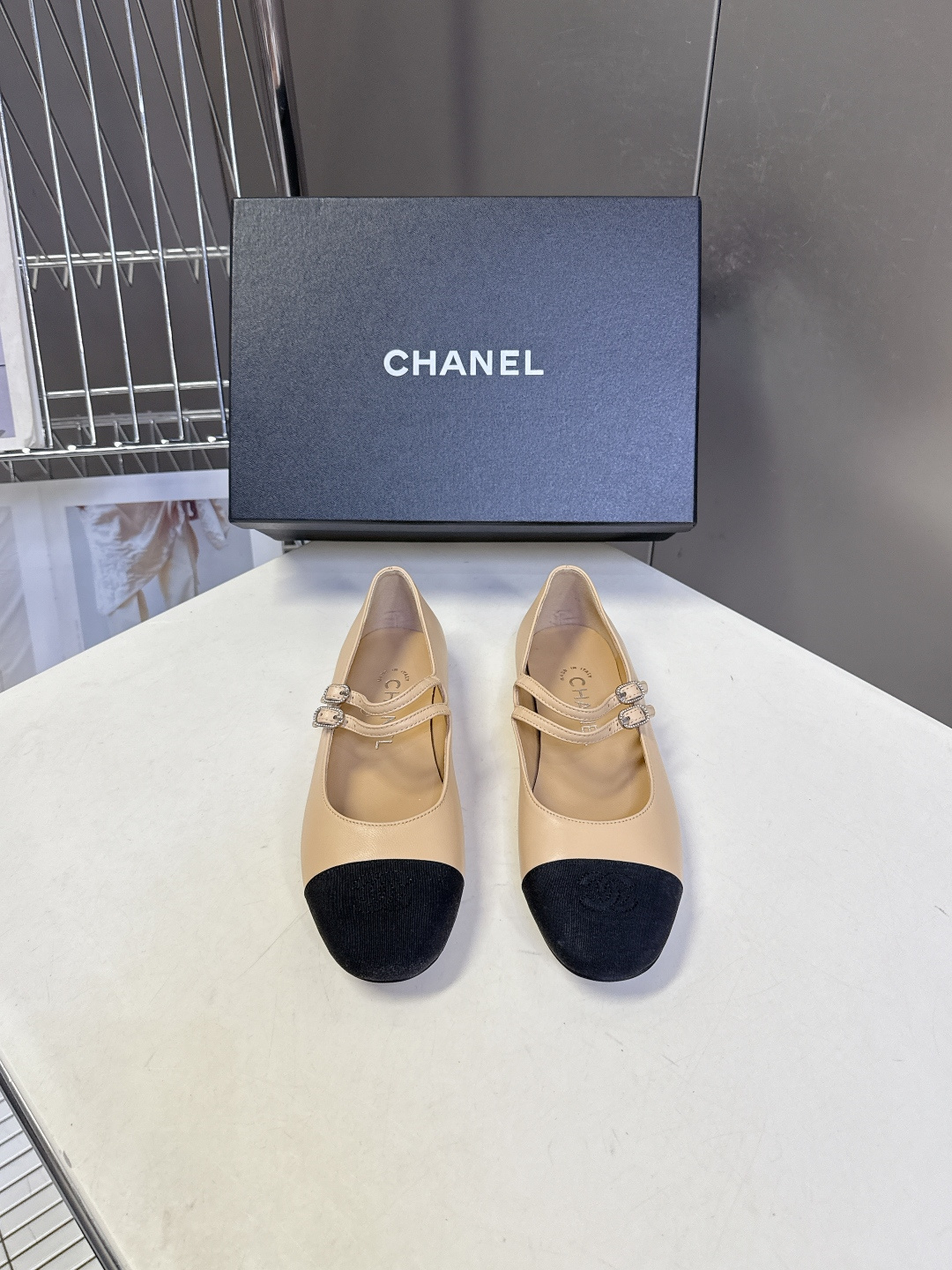 香奈儿Chanel经典玛丽珍平底芭蕾鞋超多明星网红种草 鞋头经典品牌logo双C压纹 和鞋面混种羊皮形成
