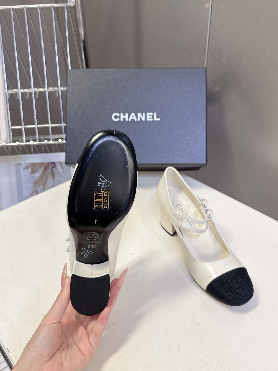 香奈儿Chanel经典玛丽珍粗跟单鞋超多明星网红种草 延续了香奈儿经典的设计 鞋头品牌logo双C压纹辨
