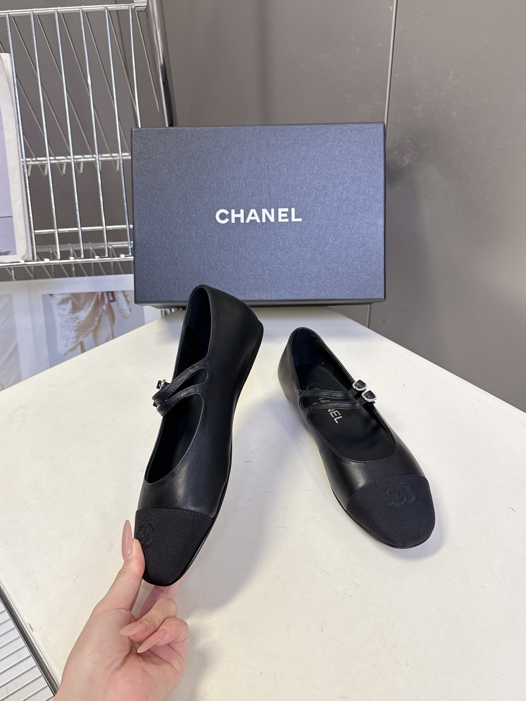 香奈儿Chanel经典玛丽珍平底芭蕾鞋超多明星网红种草 鞋头经典品牌logo双C压纹 和鞋面混种羊皮形成 香奈儿Chanel经典玛丽珍平底芭蕾鞋超多明星网红种草 鞋头经典品牌logo双C压纹 和鞋面混种羊皮形成