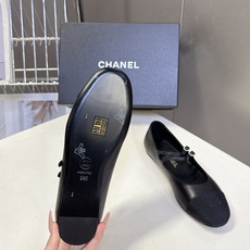 香奈儿Chanel经典玛丽珍平底芭蕾鞋超多明星网红种草 鞋头经典品牌logo双C压纹 和鞋面混种羊皮形成 香奈儿Chanel经典玛丽珍平底芭蕾鞋超多明星网红种草 鞋头经典品牌logo双C压纹 和鞋面混种羊皮形成