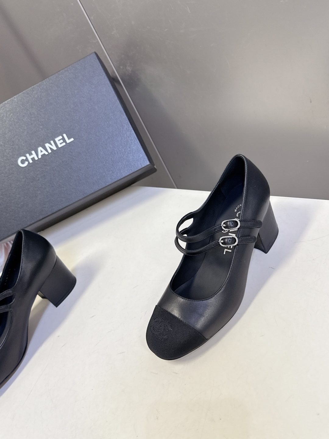 香奈儿Chanel经典玛丽珍粗跟单鞋超多明星网红种草 延续了香奈儿经典的设计 鞋头品牌logo双C压纹辨