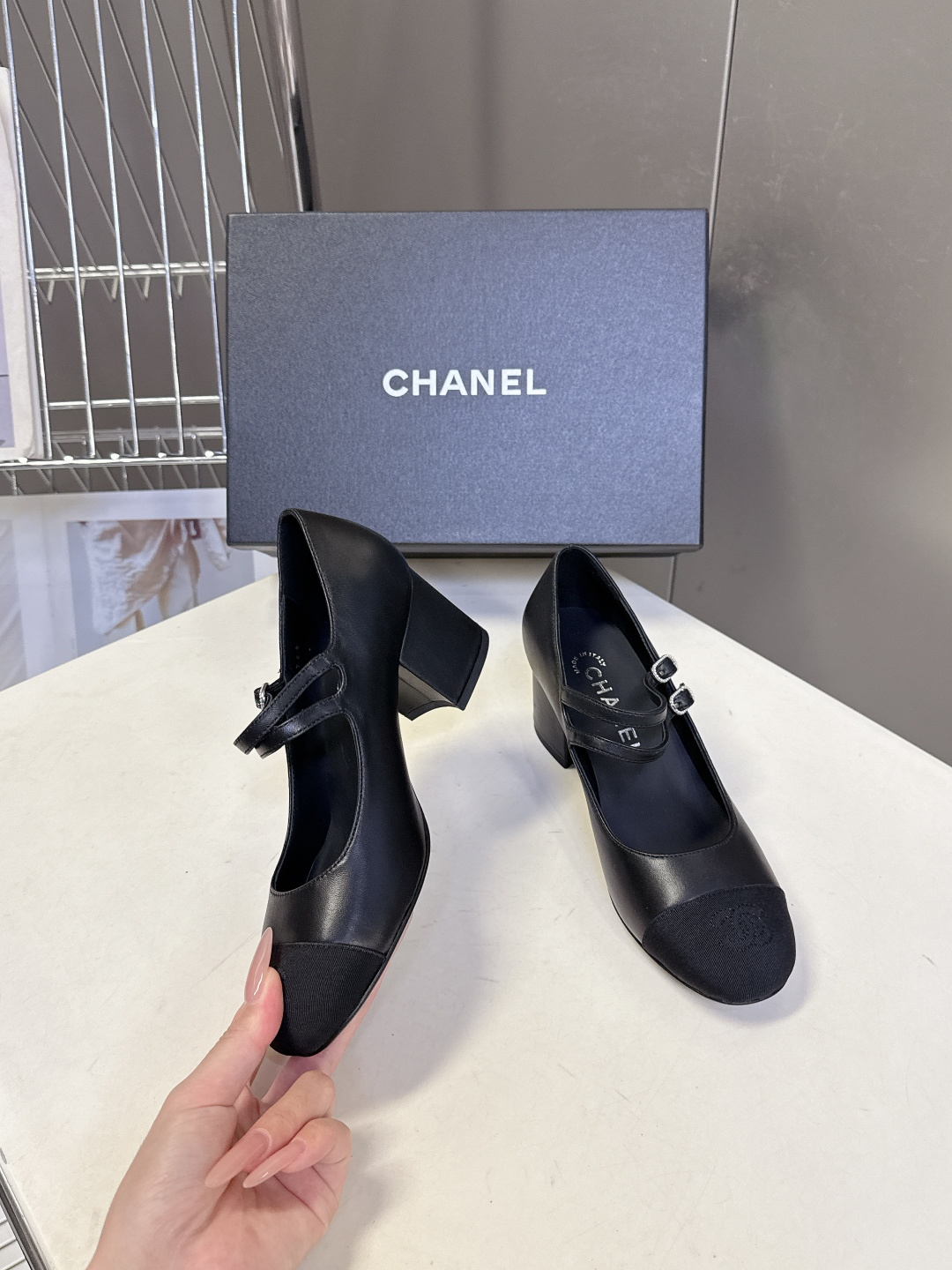 香奈儿Chanel经典玛丽珍粗跟单鞋超多明星网红种草 延续了香奈儿经典的设计 鞋头品牌logo双C压纹辨