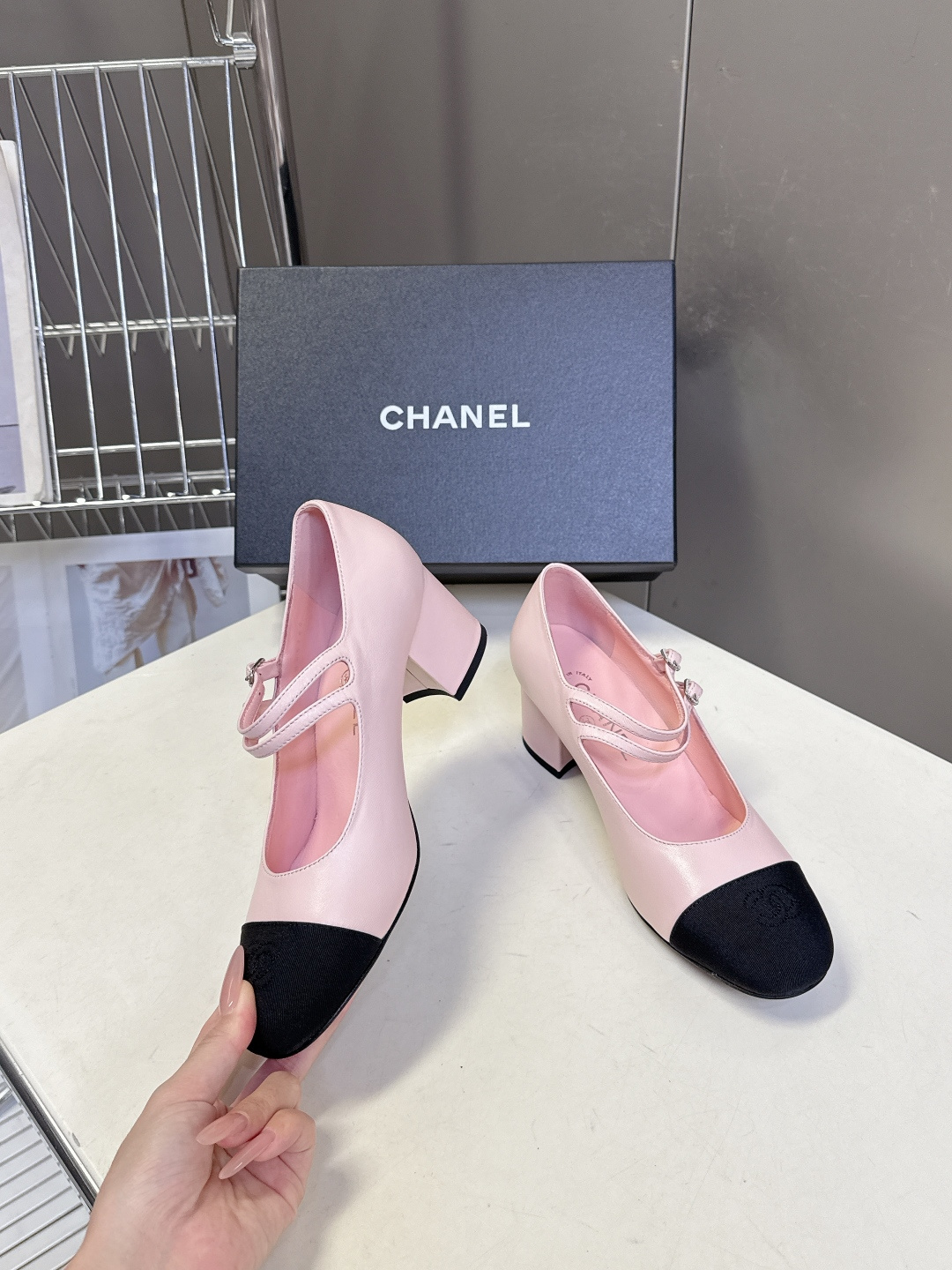 香奈儿Chanel经典玛丽珍粗跟单鞋超多明星网红种草 延续了香奈儿经典的设计 鞋头品牌logo双C压纹辨 香奈儿Chanel经典玛丽珍粗跟单鞋超多明星网红种草 延续了香奈儿经典的设计 鞋头品牌logo双C压纹辨