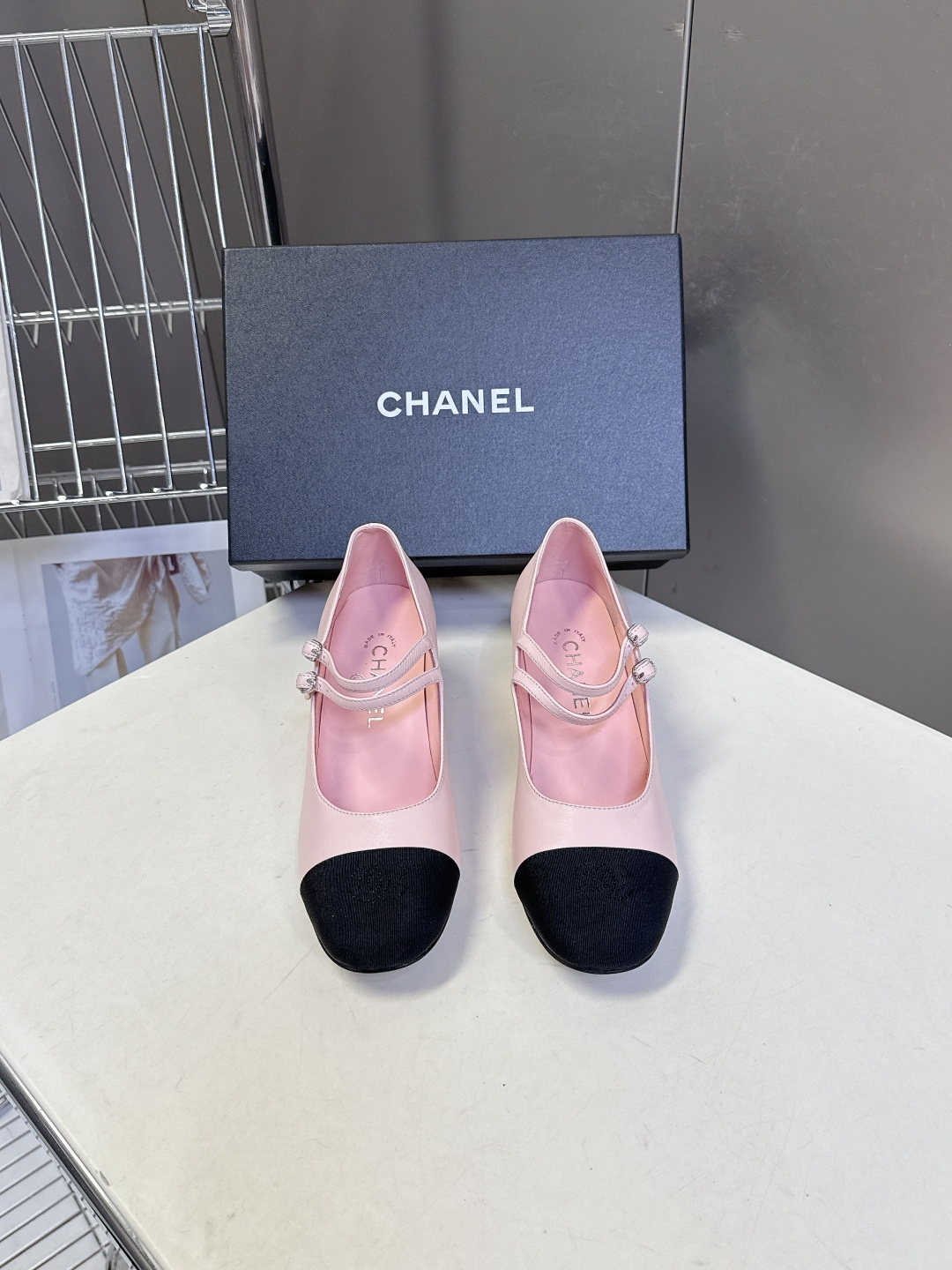 香奈儿Chanel经典玛丽珍粗跟单鞋超多明星网红种草 延续了香奈儿经典的设计 鞋头品牌logo双C压纹辨