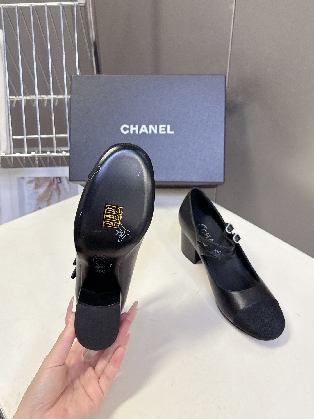 香奈儿Chanel经典玛丽珍粗跟单鞋超多明星网红种草 延续了香奈儿经典的设计 鞋头品牌logo双C压纹辨
