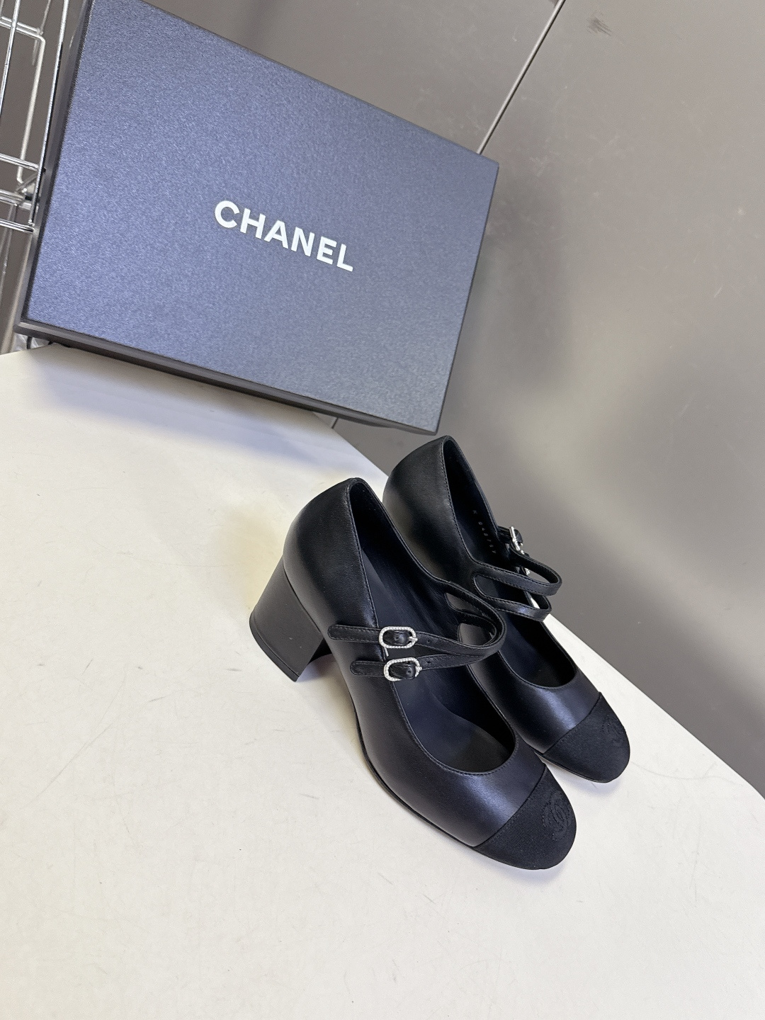 香奈儿Chanel经典玛丽珍粗跟单鞋超多明星网红种草 延续了香奈儿经典的设计 鞋头品牌logo双C压纹辨