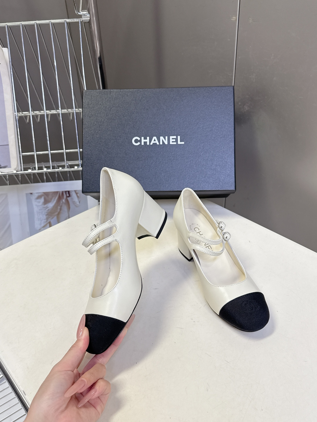 香奈儿Chanel经典玛丽珍粗跟单鞋超多明星网红种草 延续了香奈儿经典的设计 鞋头品牌logo双C压纹辨