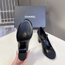 香奈儿Chanel经典玛丽珍粗跟单鞋超多明星网红种草 延续了香奈儿经典的设计 鞋头品牌logo双C压纹辨 香奈儿Chanel经典玛丽珍粗跟单鞋超多明星网红种草 延续了香奈儿经典的设计 鞋头品牌logo双C压纹辨