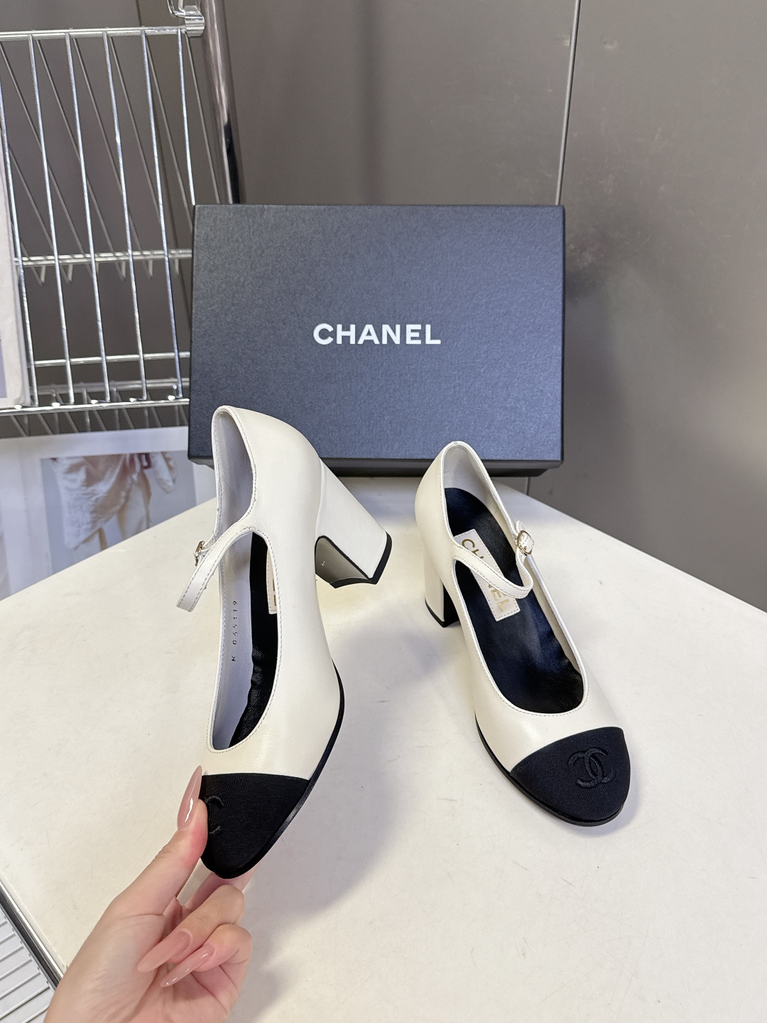 香奈儿Chanel经典玛丽珍粗跟单鞋超多明星网红种草 延续了香奈儿经典的设计 鞋头品牌logo双C压纹辨 香奈儿Chanel经典玛丽珍粗跟单鞋超多明星网红种草 延续了香奈儿经典的设计 鞋头品牌logo双C压纹辨