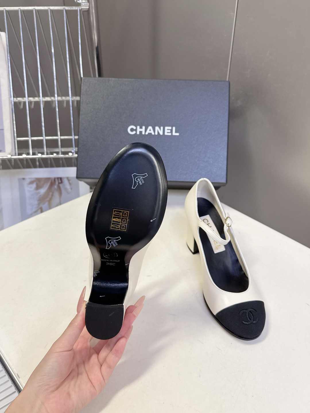 香奈儿Chanel经典玛丽珍粗跟单鞋超多明星网红种草 延续了香奈儿经典的设计 鞋头品牌logo双C压纹辨 香奈儿Chanel经典玛丽珍粗跟单鞋超多明星网红种草 延续了香奈儿经典的设计 鞋头品牌logo双C压纹辨