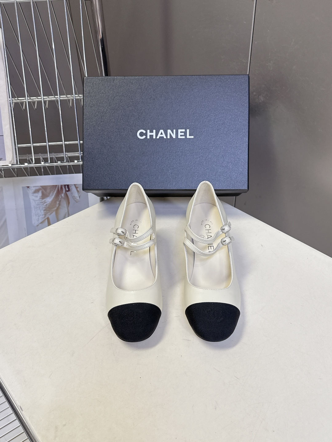 香奈儿Chanel经典玛丽珍粗跟单鞋超多明星网红种草 延续了香奈儿经典的设计 鞋头品牌logo双C压纹辨