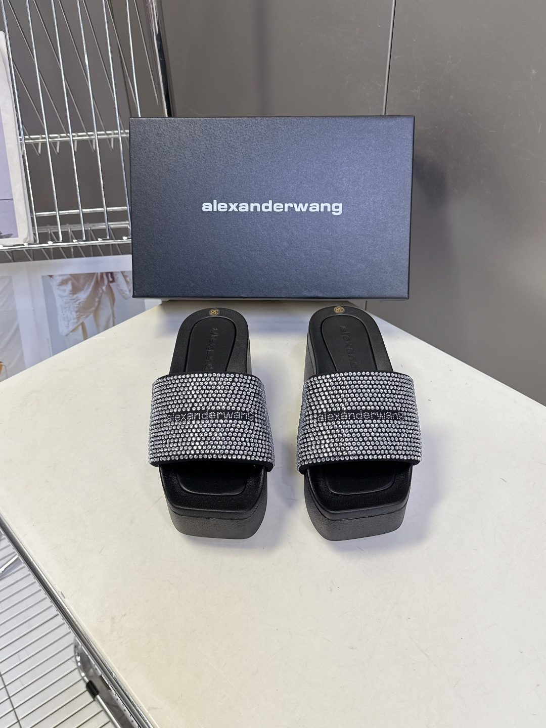 Alexander Wang亚历山大王春夏最新款厚底一字拖超多明星网红种草 黑色织带鞋面印着标志性的白色