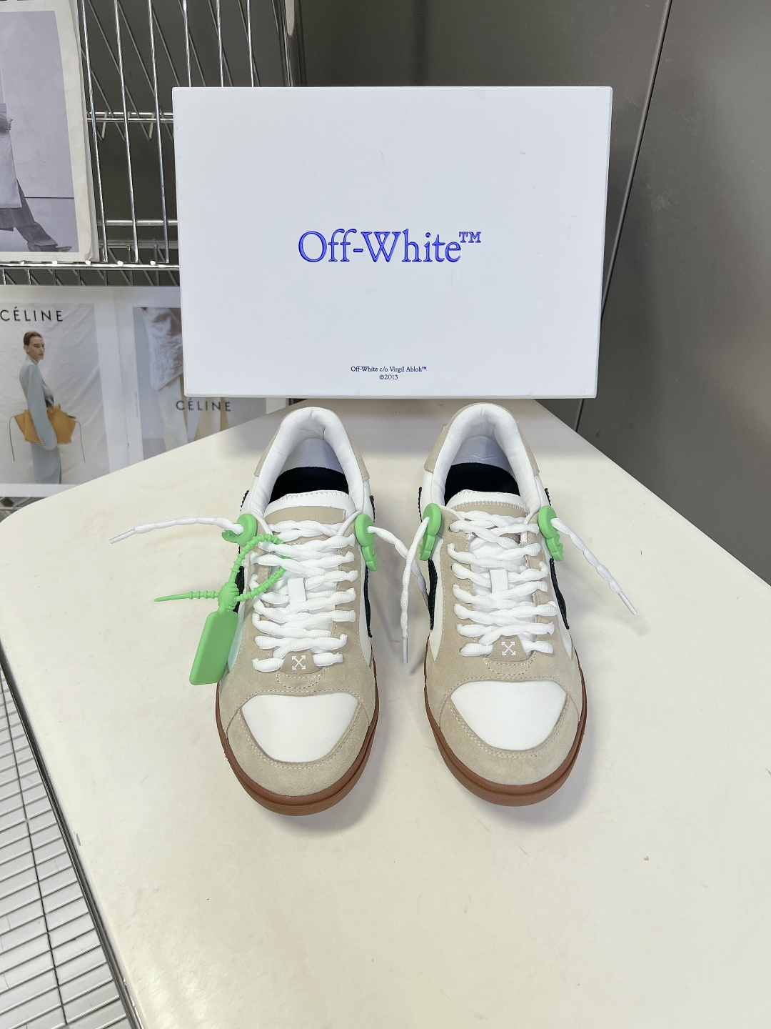 Off-White春夏最新情侣款休闲鞋 德训鞋超多明星网红种草 复古德训鞋型 麂皮+帆布拼接鞋面搭配生胶