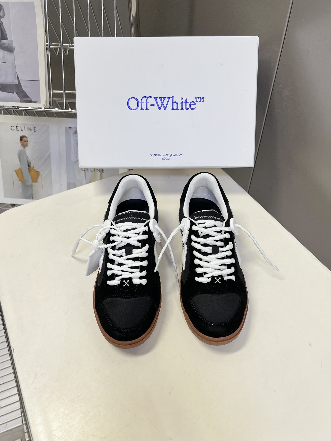 Off-White春夏最新情侣款休闲鞋 德训鞋超多明星网红种草 复古德训鞋型 麂皮+帆布拼接鞋面搭配生胶