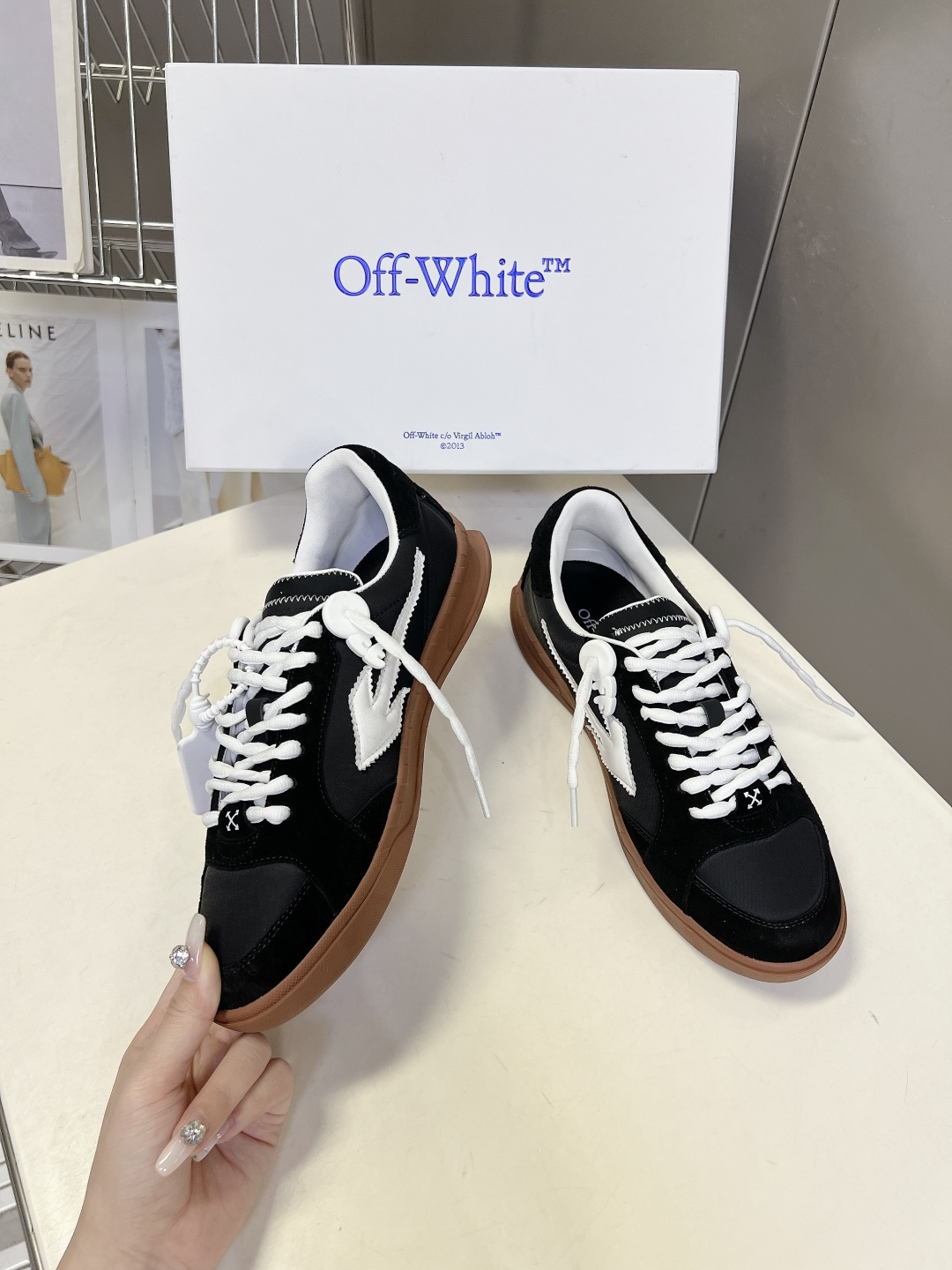 Off-White春夏最新情侣款休闲鞋 德训鞋超多明星网红种草 复古德训鞋型 麂皮+帆布拼接鞋面搭配生胶 Off-White春夏最新情侣款休闲鞋 德训鞋超多明星网红种草 复古德训鞋型 麂皮+帆布拼接鞋面搭配生胶