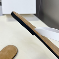 The Row 风格的极简老钱风平底人字拖超多明星网红种草 极致极简美学完全抛弃了花哨的装饰 只用一条细 The Row 风格的极简老钱风平底人字拖超多明星网红种草 极致极简美学完全抛弃了花哨的装饰 只用一条细