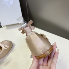 Maison Margiela马吉拉Tabi 缎面分趾芭蕾舞平底鞋 超多明星网红种草 是品牌标志性分趾设 Maison Margiela马吉拉Tabi 缎面分趾芭蕾舞平底鞋 超多明星网红种草 是品牌标志性分趾设