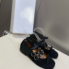 Maison Margiela马吉拉Tabi 缎面分趾芭蕾舞平底鞋 超多明星网红种草 是品牌标志性分趾设 Maison Margiela马吉拉Tabi 缎面分趾芭蕾舞平底鞋 超多明星网红种草 是品牌标志性分趾设