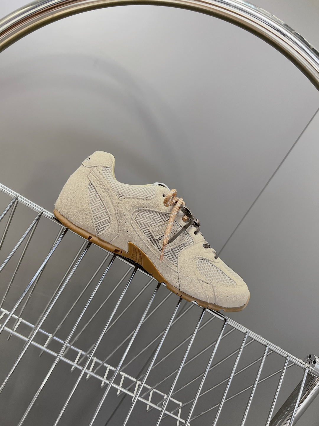 Miu Miu✖️New Balance 联名系列运动鞋、各大品牌都热衷于跨界联名、缪缪这次联名诚意满满