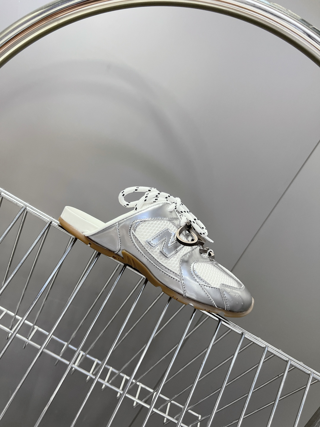 Miu Miu✖️New Balance 联名系列运动鞋、各大品牌都热衷于跨界联名、缪缪这次联名诚意满满