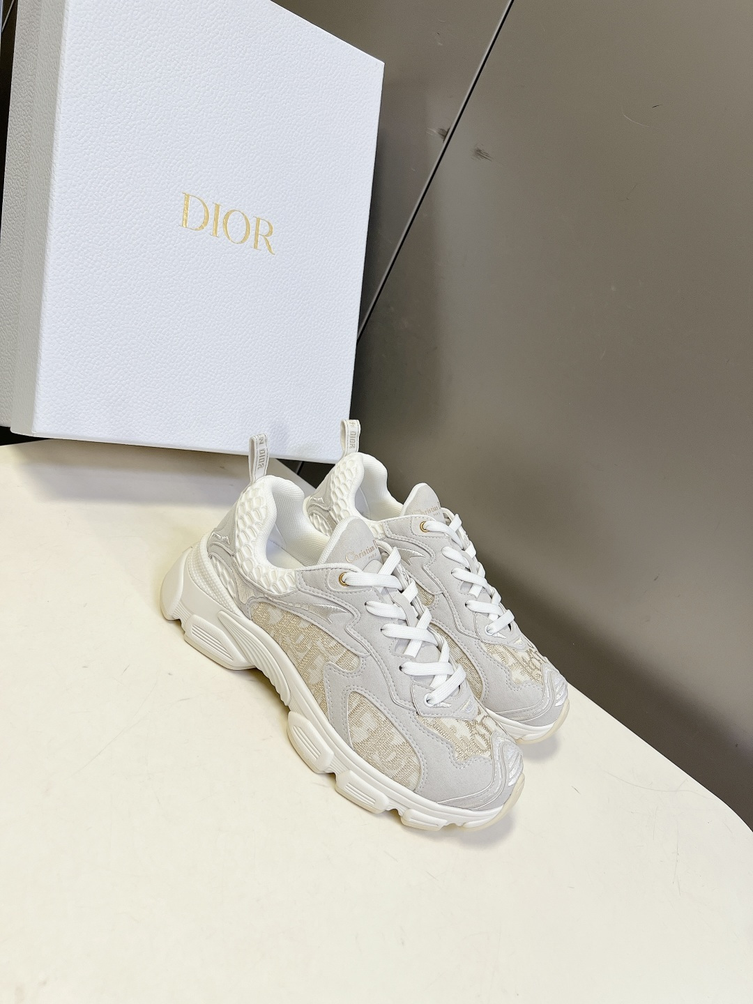 Dior迪奥春夏最新款Chrono系列运动鞋太古汇RMB9200购入开发 这款Dior chrono运动