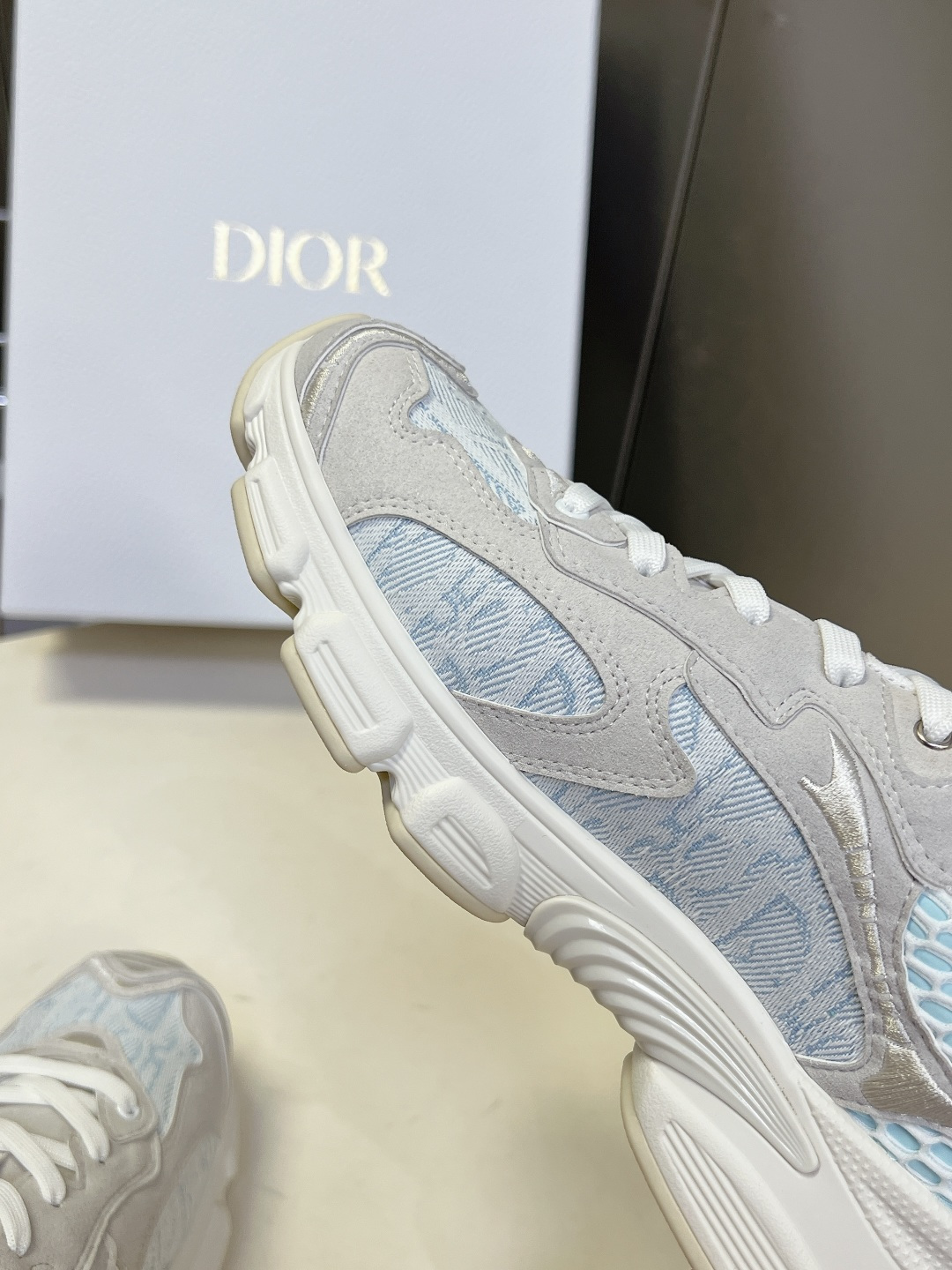 Dior迪奥春夏最新款Chrono系列运动鞋太古汇RMB9200购入开发 这款Dior chrono运动