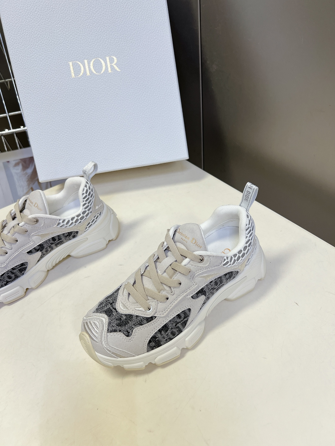 Dior迪奥春夏最新款Chrono系列运动鞋太古汇RMB9200购入开发 这款Dior chrono运动