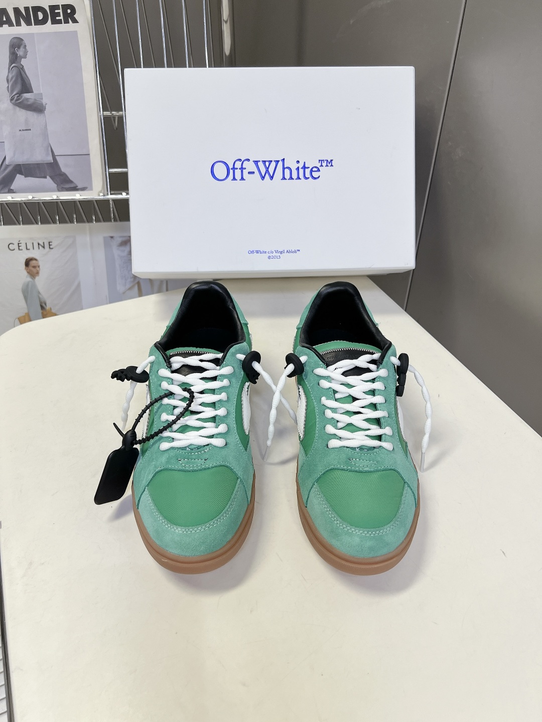 Off-White春夏最新情侣款休闲鞋 德训鞋超多明星网红种草 复古德训鞋型 麂皮+帆布拼接鞋面搭配生胶