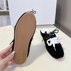 alo✖️Jisoo智秀最新联名款德训鞋 休闲鞋 美国瑜伽服品牌超火的alo 智秀Jisoo参与设计联名 alo✖️Jisoo智秀最新联名款德训鞋 休闲鞋 美国瑜伽服品牌超火的alo 智秀Jisoo参与设计联名