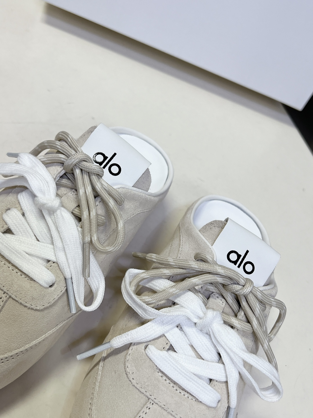 alo✖️Jisoo智秀最新联名款德训鞋 休闲鞋 美国瑜伽服品牌超火的alo 智秀Jisoo参与设计联名