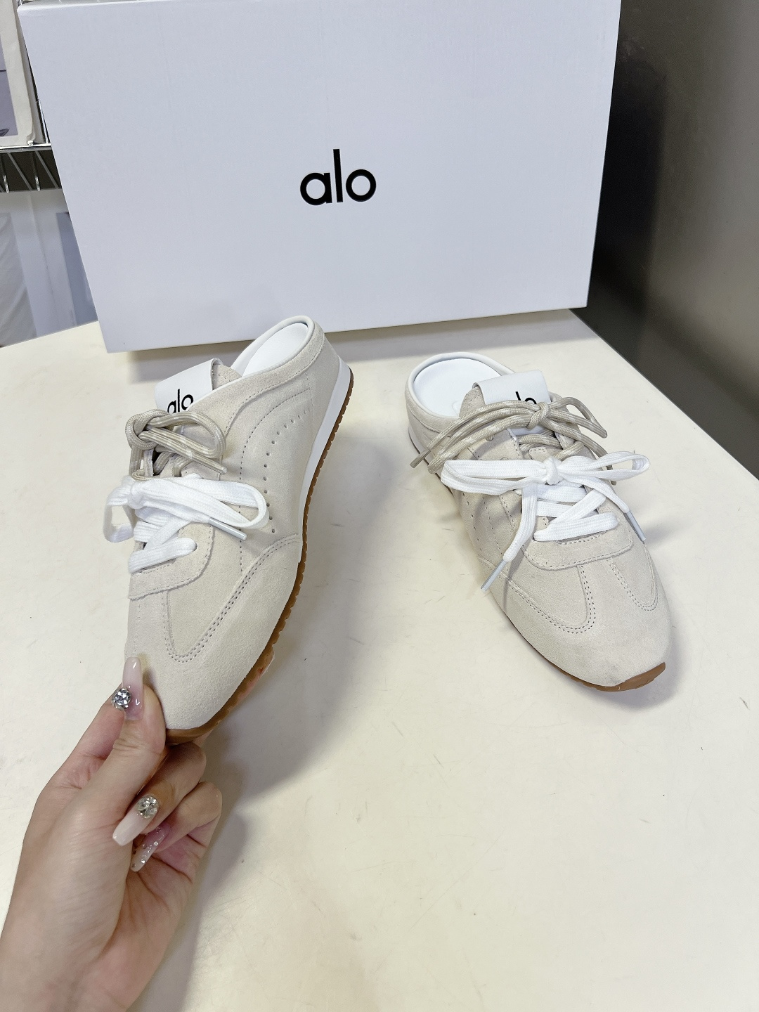 alo✖️Jisoo智秀最新联名款德训鞋 休闲鞋 美国瑜伽服品牌超火的alo 智秀Jisoo参与设计联名