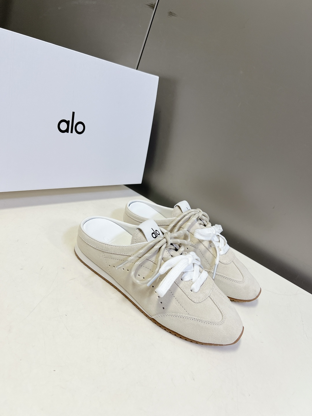 alo✖️Jisoo智秀最新联名款德训鞋 休闲鞋 美国瑜伽服品牌超火的alo 智秀Jisoo参与设计联名