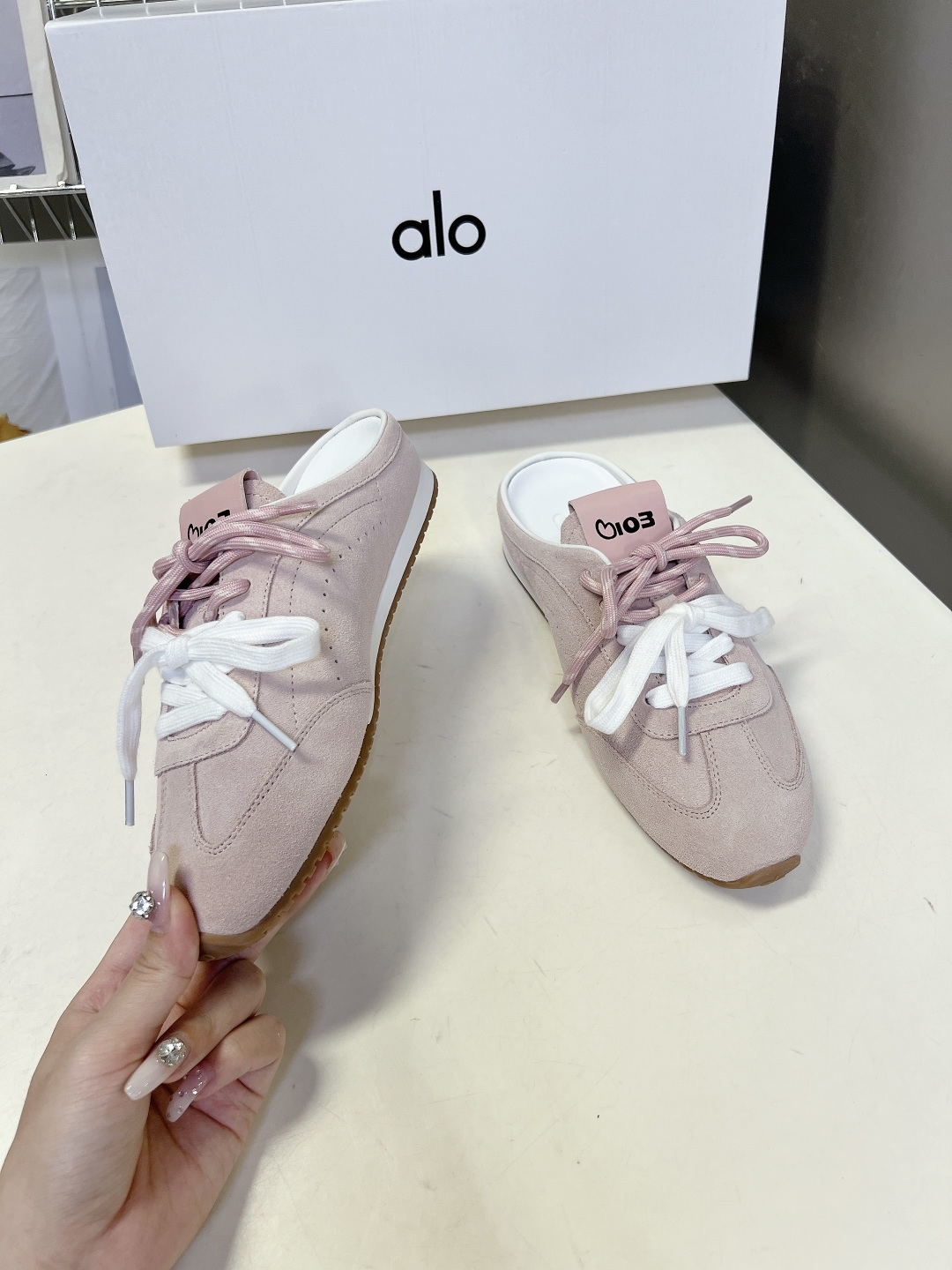 alo✖️Jisoo智秀最新联名款德训鞋 休闲鞋 美国瑜伽服品牌超火的alo 智秀Jisoo参与设计联名