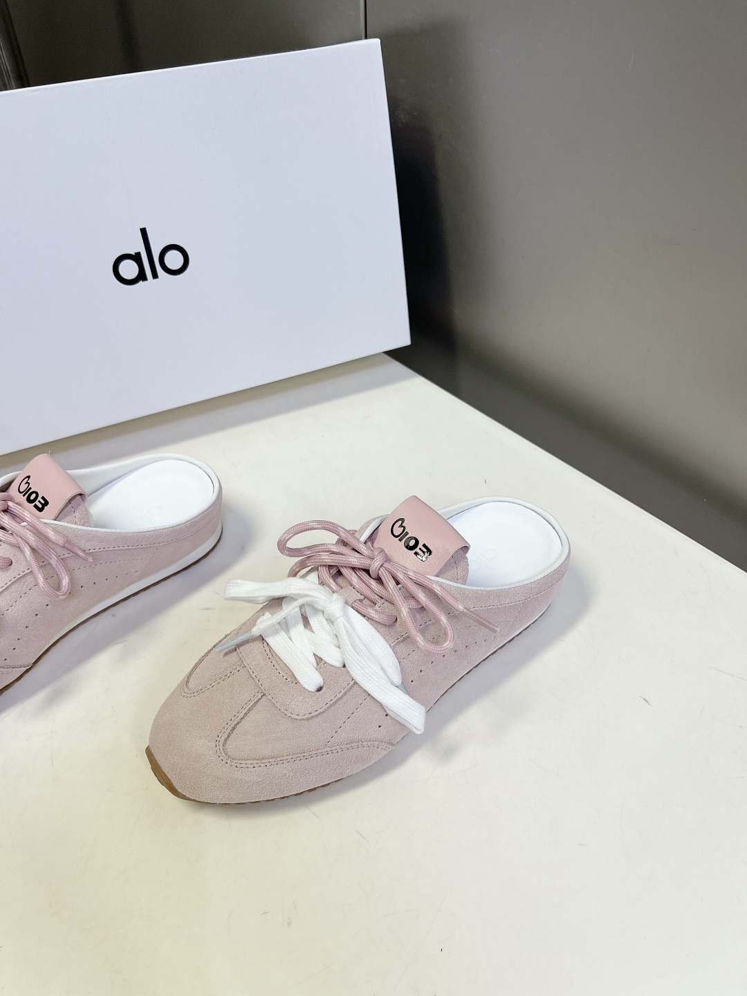 alo✖️Jisoo智秀最新联名款德训鞋 休闲鞋 美国瑜伽服品牌超火的alo 智秀Jisoo参与设计联名