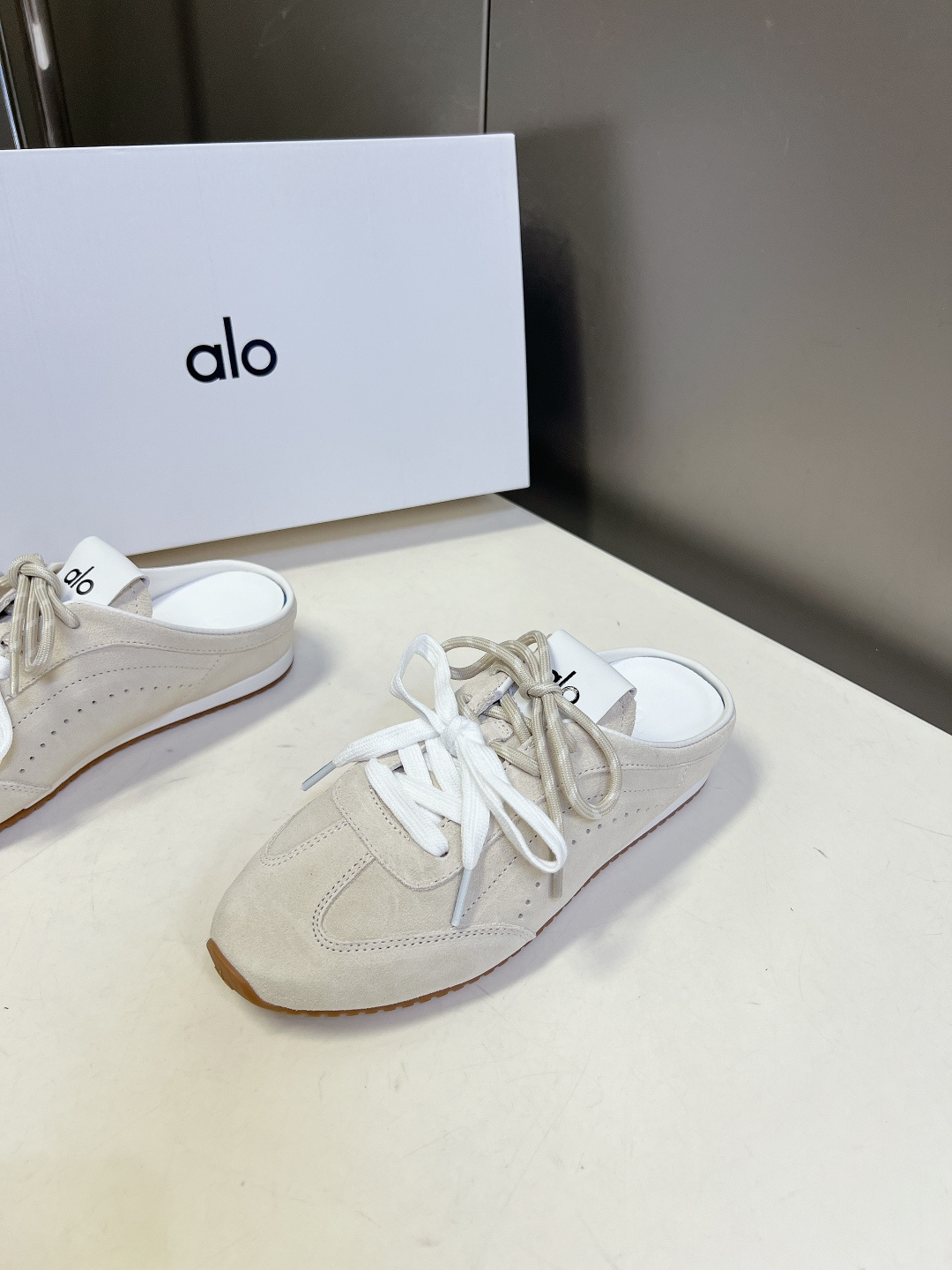 alo✖️Jisoo智秀最新联名款德训鞋 休闲鞋 美国瑜伽服品牌超火的alo 智秀Jisoo参与设计联名