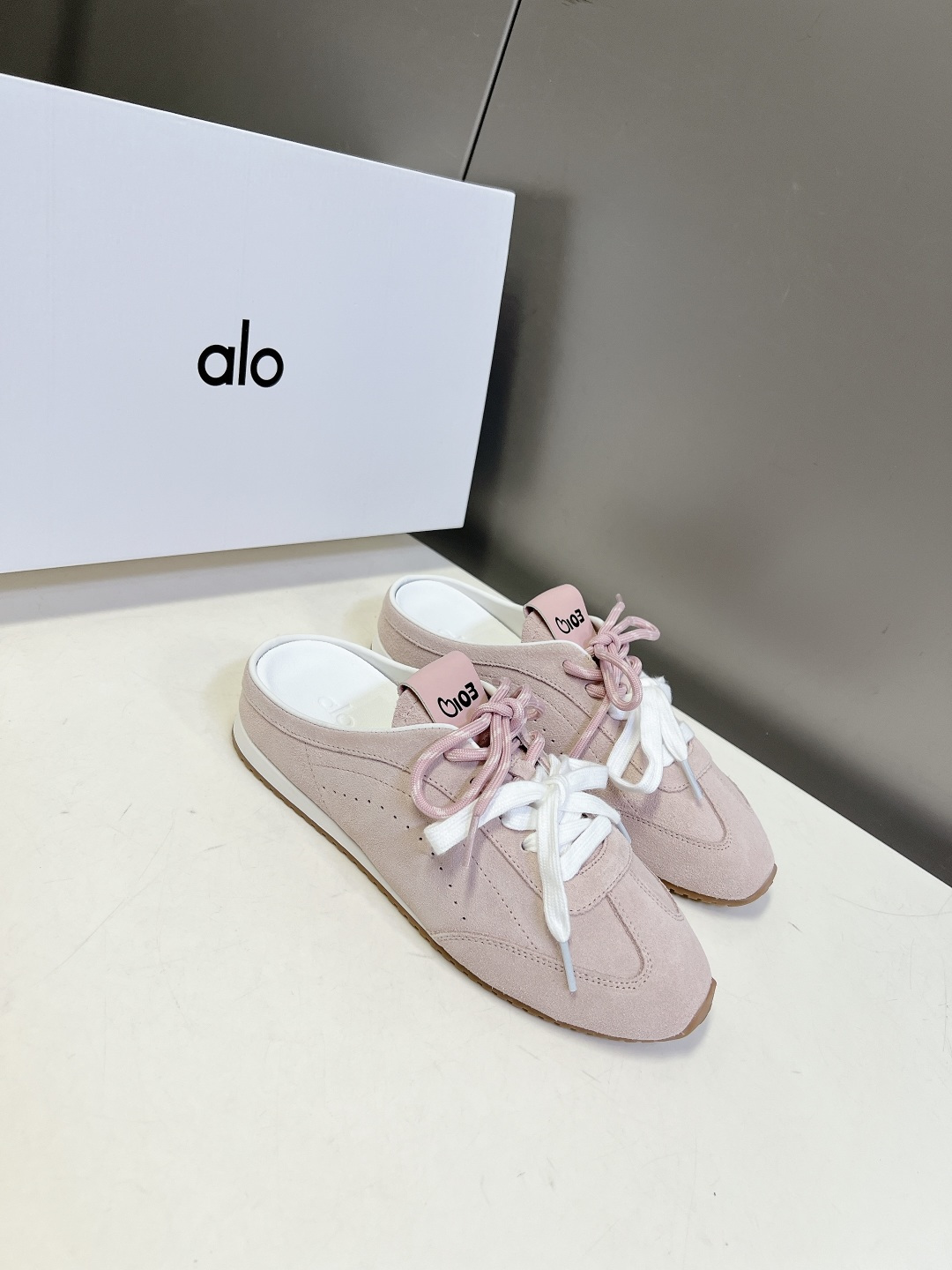 alo✖️Jisoo智秀最新联名款德训鞋 休闲鞋 美国瑜伽服品牌超火的alo 智秀Jisoo参与设计联名