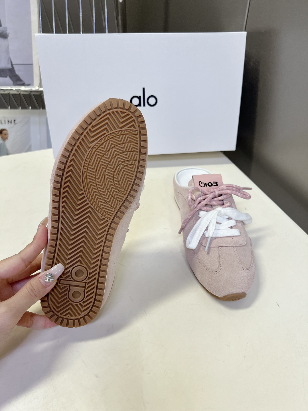 alo✖️Jisoo智秀最新联名款德训鞋 休闲鞋 美国瑜伽服品牌超火的alo 智秀Jisoo参与设计联名