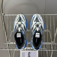 巴黎世家Balenciaga春夏最新款老爹鞋 运动鞋采用标志性的解构主义设计 不规则剪裁 外露缝线与层叠 巴黎世家Balenciaga春夏最新款老爹鞋 运动鞋采用标志性的解构主义设计 不规则剪裁 外露缝线与层叠