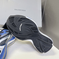 巴黎世家Balenciaga春夏最新款老爹鞋 运动鞋采用标志性的解构主义设计 不规则剪裁 外露缝线与层叠 巴黎世家Balenciaga春夏最新款老爹鞋 运动鞋采用标志性的解构主义设计 不规则剪裁 外露缝线与层叠