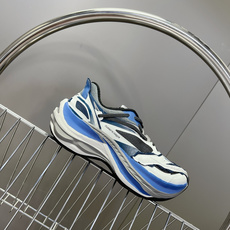 巴黎世家Balenciaga春夏最新款老爹鞋 运动鞋采用标志性的解构主义设计 不规则剪裁 外露缝线与层叠 巴黎世家Balenciaga春夏最新款老爹鞋 运动鞋采用标志性的解构主义设计 不规则剪裁 外露缝线与层叠