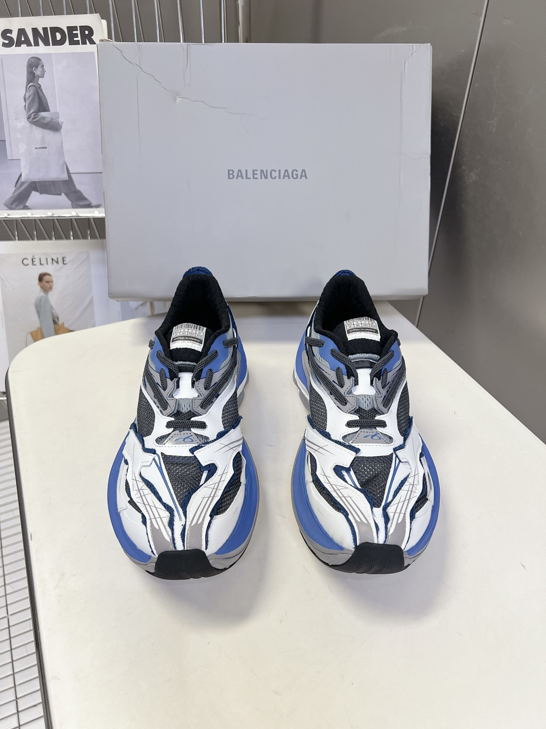 巴黎世家Balenciaga春夏最新款老爹鞋 运动鞋采用标志性的解构主义设计 不规则剪裁 外露缝线与层叠