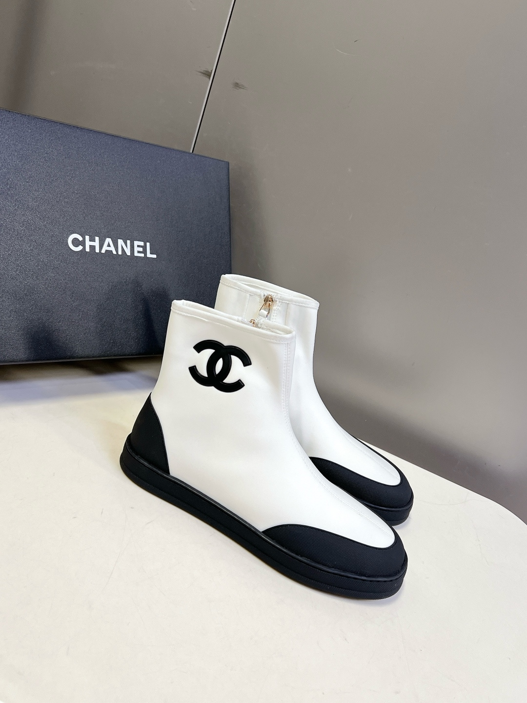 Chanel香奈儿春夏最新款弹力布短靴超多明星网红种草 鞋身外侧印有醒目的双C Logo 搭配鞋侧拉链设