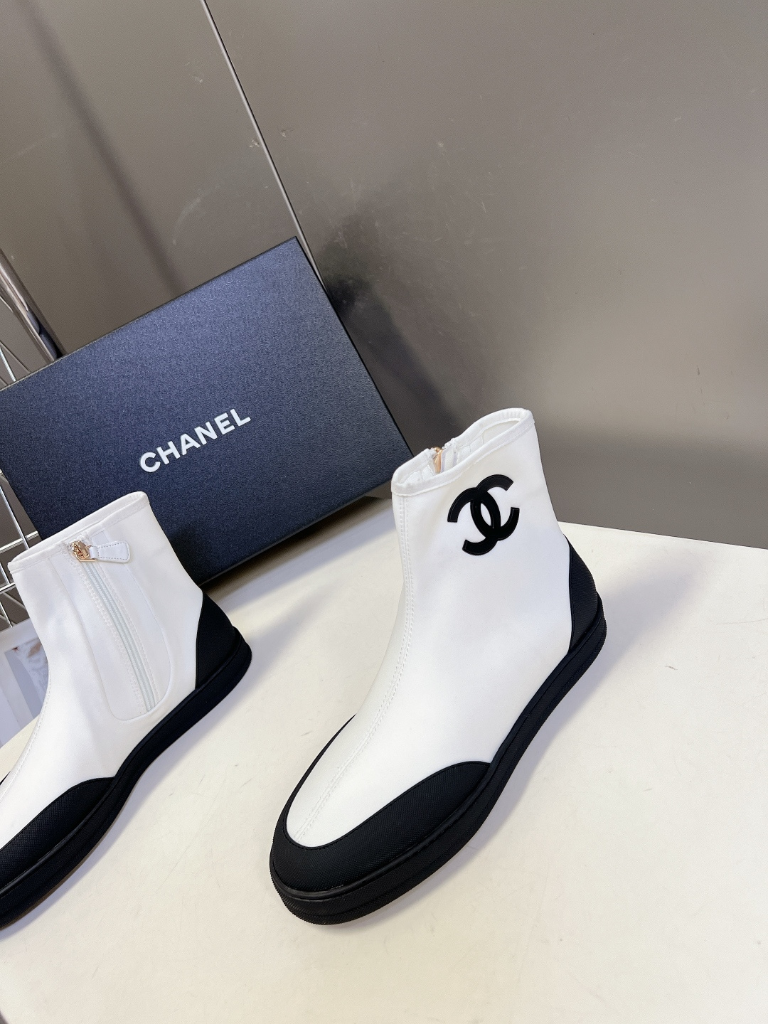 Chanel香奈儿春夏最新款弹力布短靴超多明星网红种草 鞋身外侧印有醒目的双C Logo 搭配鞋侧拉链设