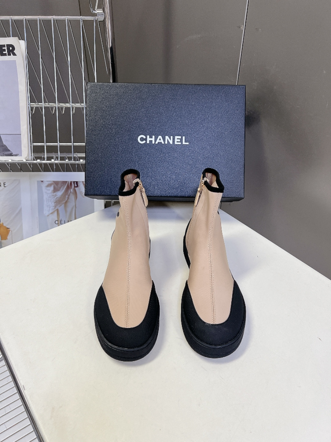 Chanel香奈儿春夏最新款弹力布短靴超多明星网红种草 鞋身外侧印有醒目的双C Logo 搭配鞋侧拉链设